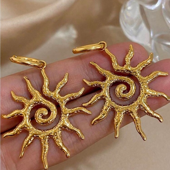 Anthropologie Gold Sun pendant Earrings - Picture 4 of 6